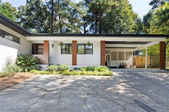 Building Photo - 1723 Dunwoody Pl NE