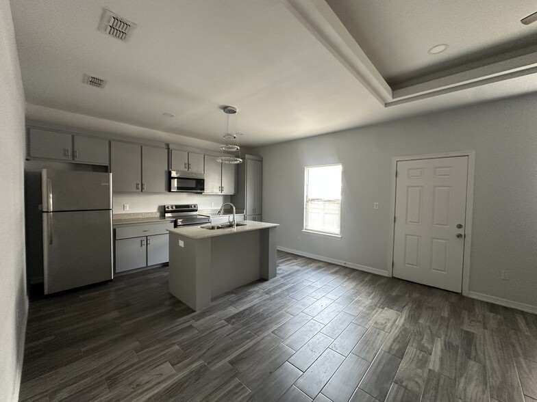 Building Photo - 3924 Las Vistas Ln