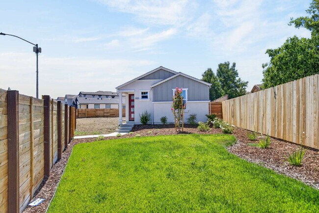 Building Photo - Charming 3-Bed, 2-Bath Home in Sacramento
