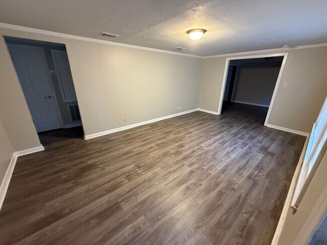 Building Photo - Spacious 3 Bedroom 1  Bath home with Appliance and Washer/Hookup.