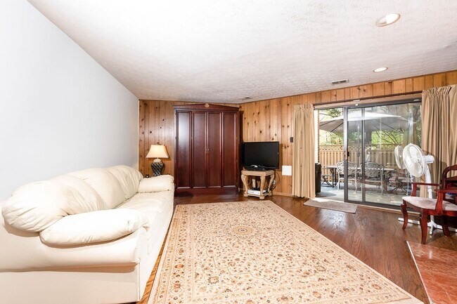 Building Photo - Stunning 4 Bedroom 3 and a Half Bath Bethe...
