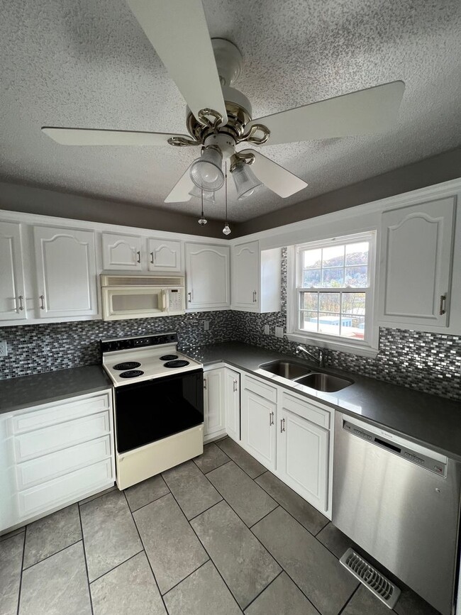 Building Photo - 2 bedroom/2.5 bath Condo Kingsport, TN
