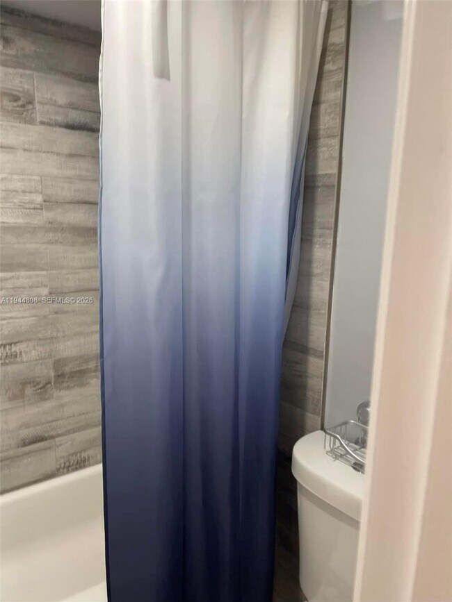 Building Photo - 1351 NE Miami Gardens Dr