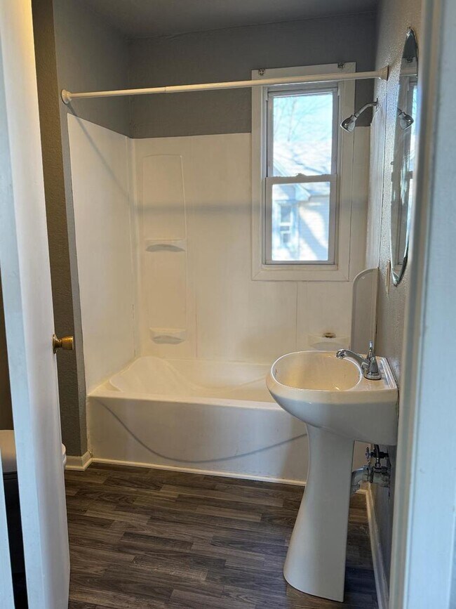 Building Photo - 348 S Rosewood Ave