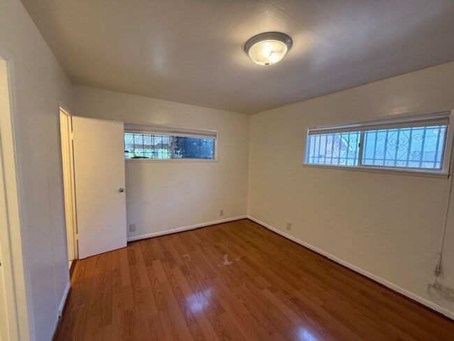 Building Photo - 3 bedroom 2 bath house in Long Beach