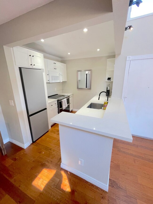 Building Photo - Beautifully Remodeled Upstairs Condo in Bo...