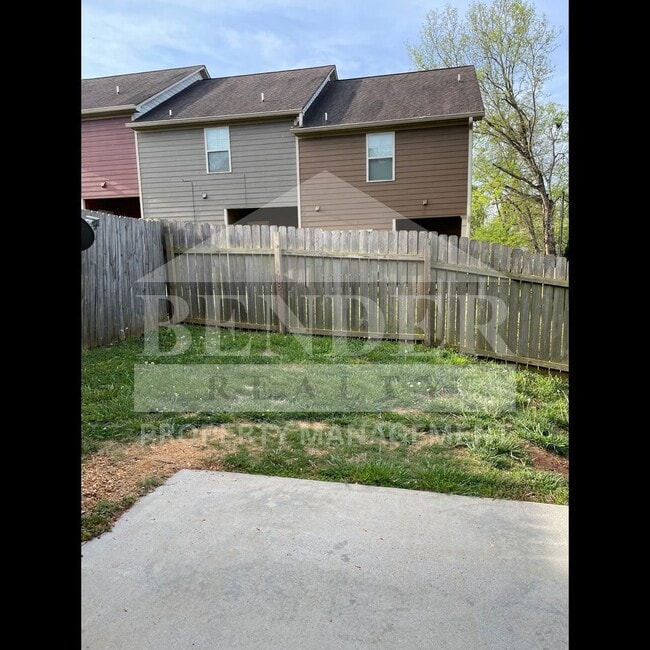 Building Photo - BEAUTIFUL TOWNHOME IN THE CITY