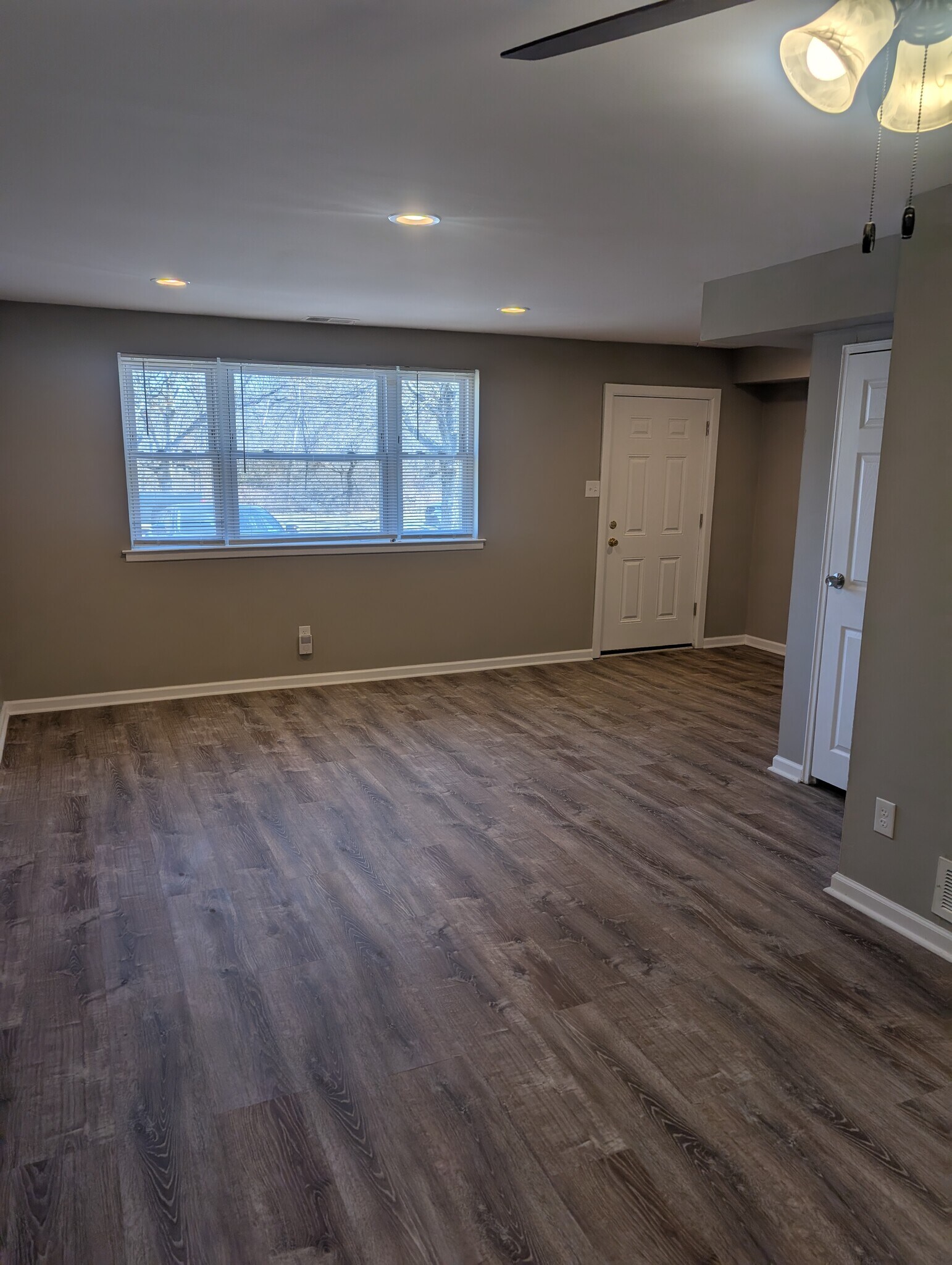 Building Photo - 2116 Strahle St