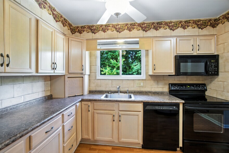 Building Photo - 560 Monticello Dr