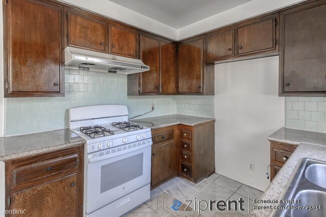 Building Photo - 2 br, 1 bath Triplex - 2218 Lincoln Park A...