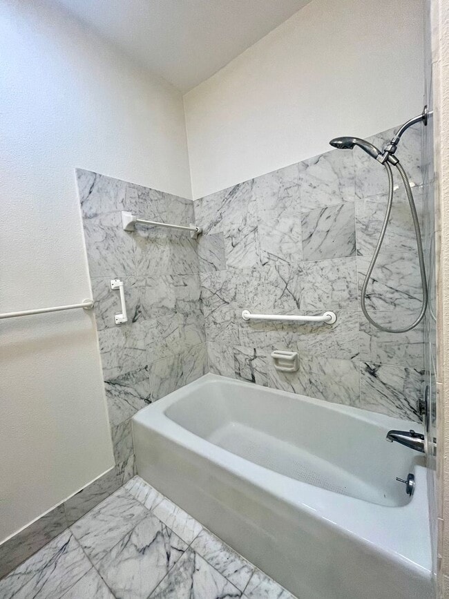 Building Photo - 2/1 Alamo Heights Condo ~ Freshly Remodele...