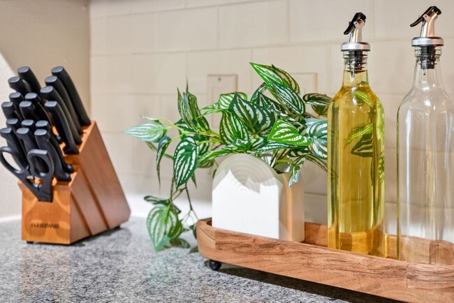 Building Photo - 1700 W Cleveland St