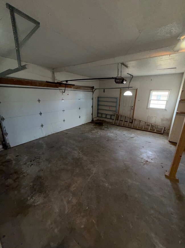 Building Photo - 732 E Culton St