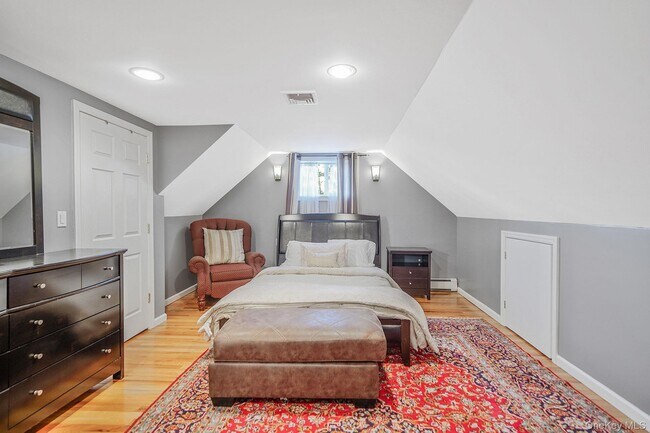 Building Photo - 6 Fairfields Ln