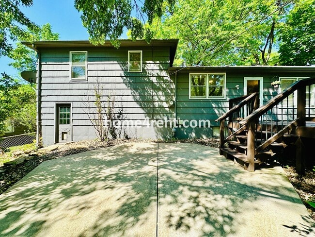 Building Photo - Three Bedroom Home in Overland Park w/ Wood Floors, Finished Basement, and a Fenced Yard!