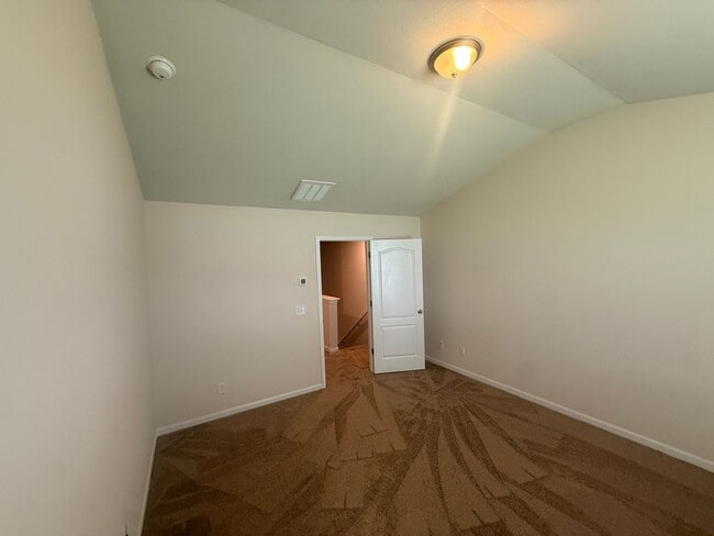 Building Photo - Beautiful townhome minutes from uptown