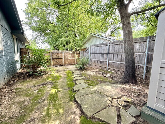 Building Photo - 1004 Brookside Dr