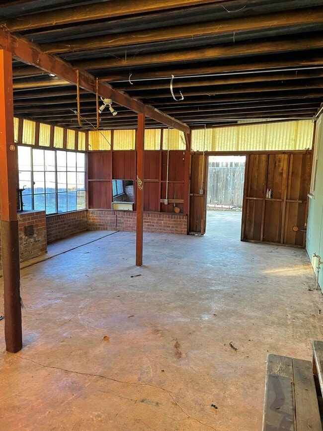 Building Photo - Coming Soon 2 Bedroom 1 Bath House