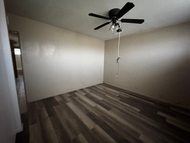 Building Photo - Charming and spacious Needles HOME