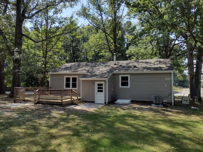 Building Photo - 2525 Deerfield Dr