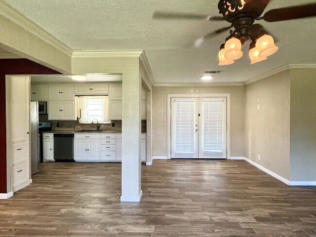 Building Photo - Spacious Four Bedroom!