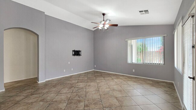 Building Photo - Close to I-10 and shopping in Goodyear!