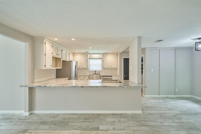 Building Photo - 725 River Plantation Dr