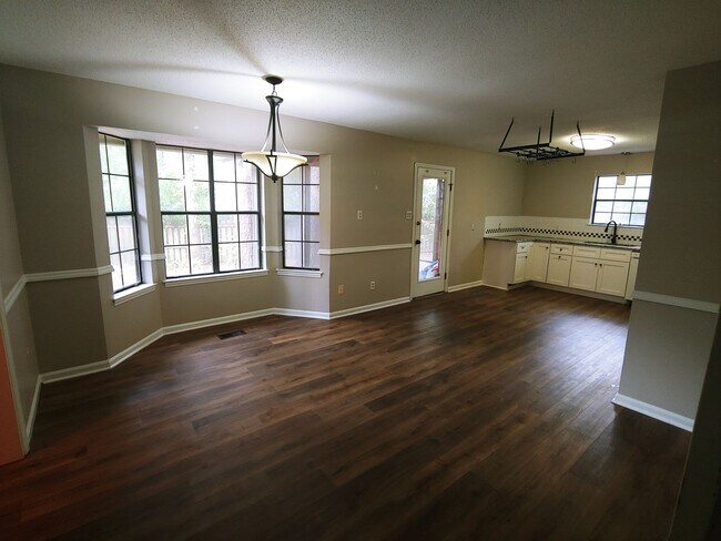 Building Photo - 8 Hickory Ln