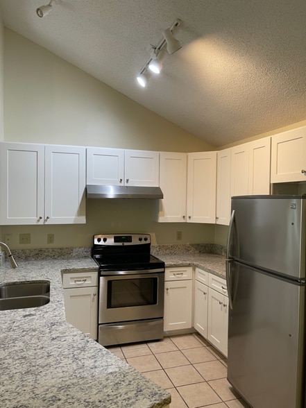 Building Photo - 3027 Yorktown Cir