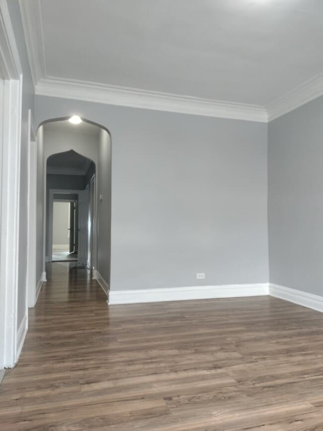 Building Photo - 705 E 92nd St