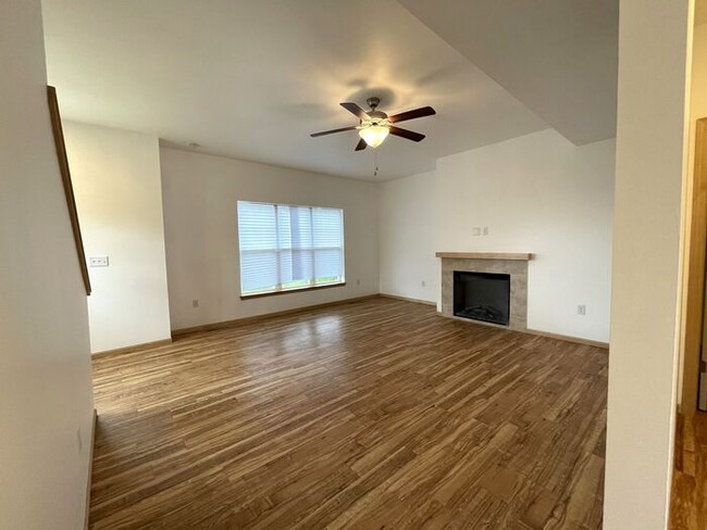 Building Photo - $1,950 | 3 Bedroom, 3 Bathroom TOWNHOME | ...