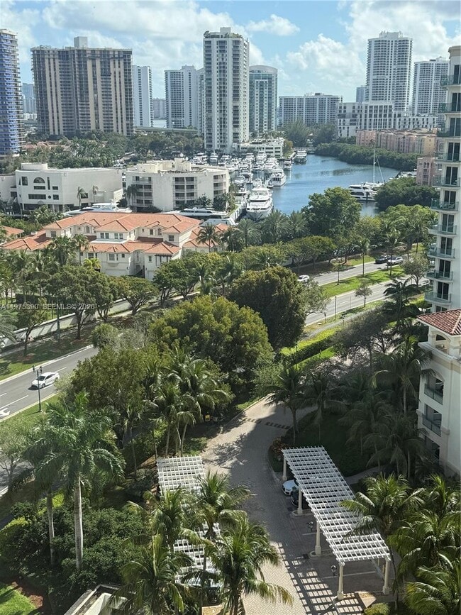 Building Photo - 20000 E Country Club Dr