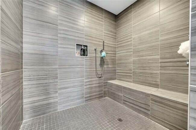 Building Photo - 108 Grand Cres