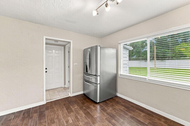 Building Photo - 7235 Orpine Dr N