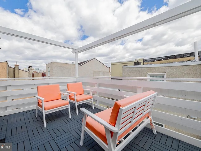 Building Photo - Stunning 2 bed, three story trinity with a two outdoor spaces