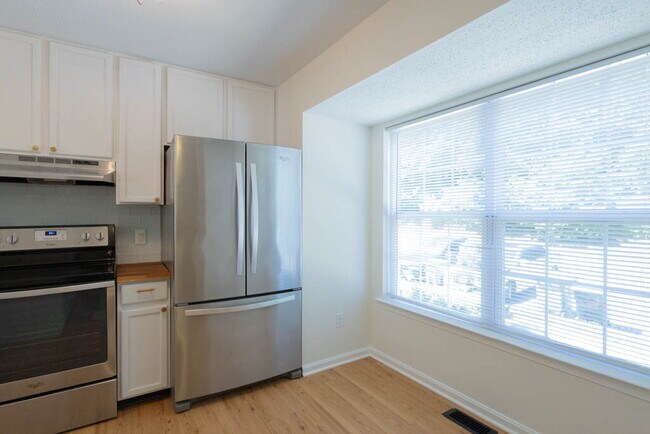 Building Photo - Lovely Townhome in Stone River
