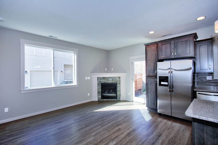 Building Photo - 9424 N Macrum Ave