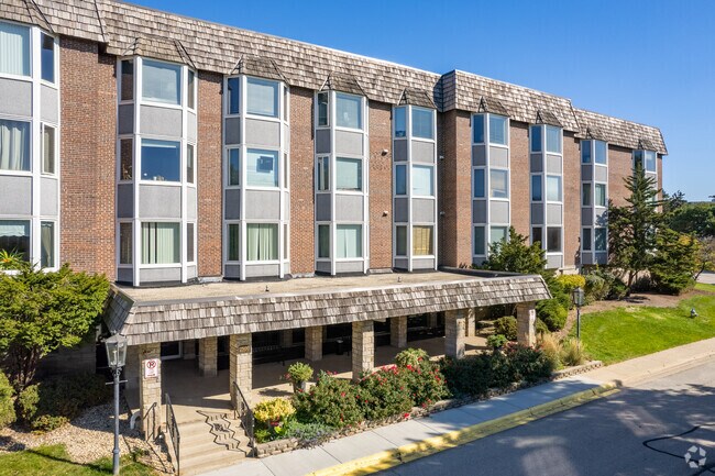 Building Photo - Bristol Courts Condo