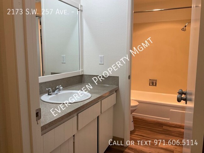 Building Photo - Beautiful 2 BR x 1.5 BA Apartment | Conven...