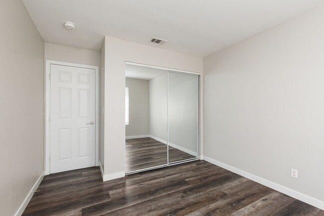 Building Photo - 2nd floor 2 bedroom unit in NW with easy access to Summerlin Pkwy and the 95/I-11