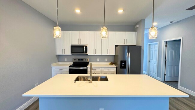 Building Photo - 702 Broadway Ave