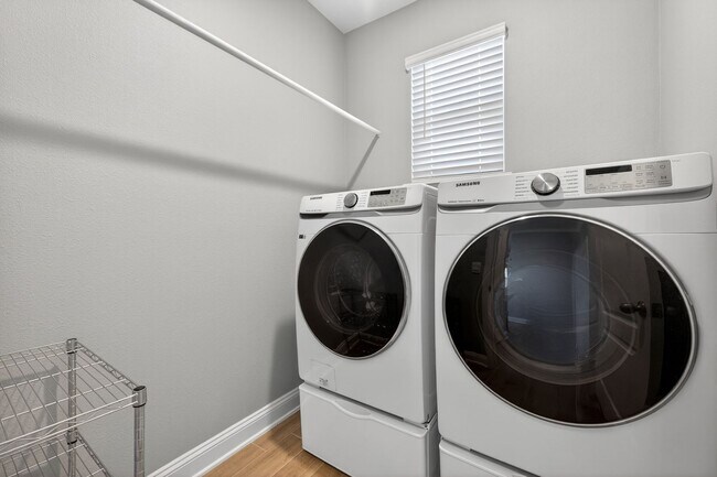 Building Photo - Resort-Style Living!