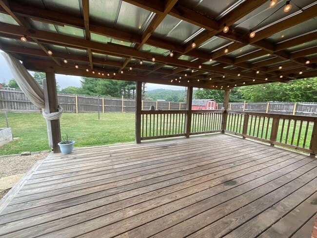 Building Photo - Move in special - 3 bedroom/2 bath brick h...