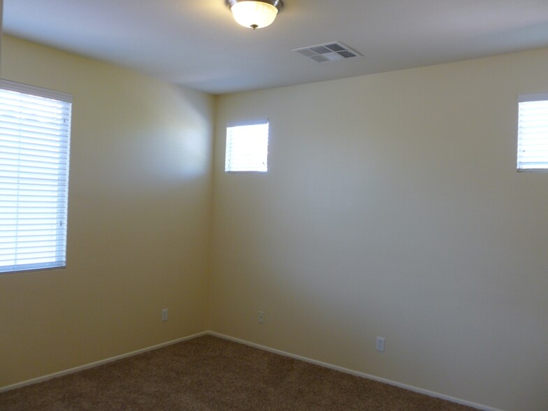 Building Photo - 5717 Leonidas St