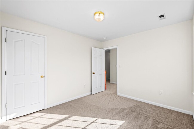 Building Photo - Near VRE and I-95!