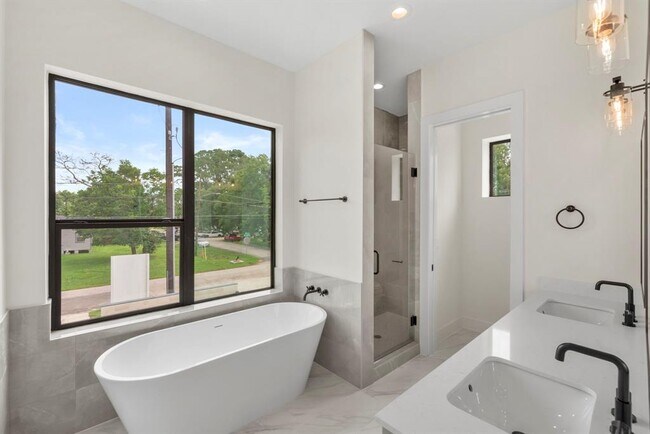 Building Photo - 6139 W Forest Dr