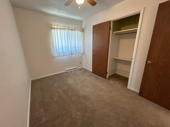 Building Photo - 5 Bed 2 Bath Home with 2 Car Attached Gara...