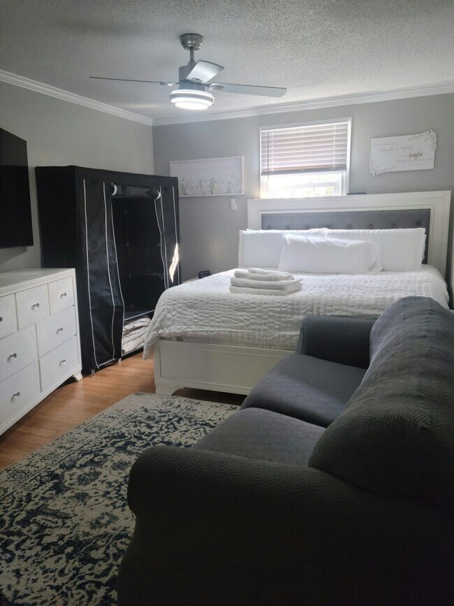 Building Photo - 4880 Barclay Square Dr