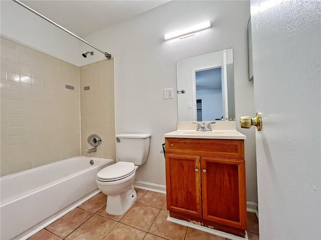 Building Photo - 2946 N Dekalb Dr