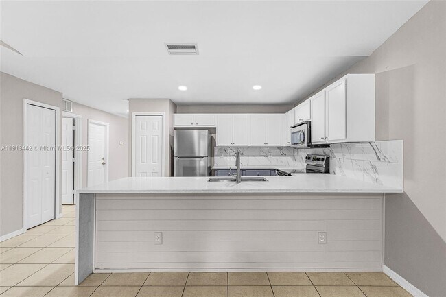 Building Photo - 2412 Millie Ave S